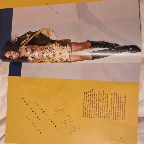 Sza Cosmopolitan 2021 Magazine - Picture 2 of 5